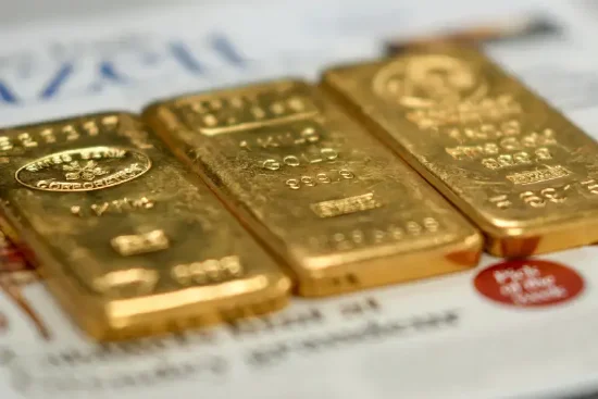 美国黄金价格周一走低 因投资者下调对美联储3月降息的预期